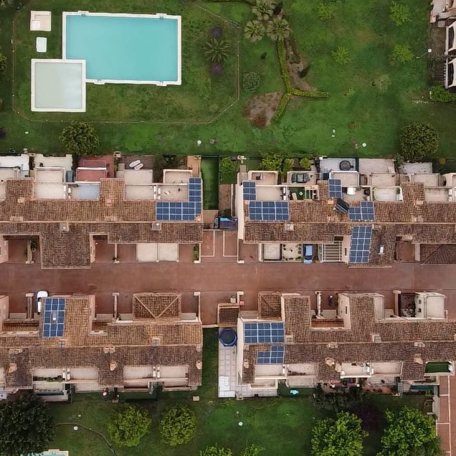 Vista aérea de viviendas con placas solares.